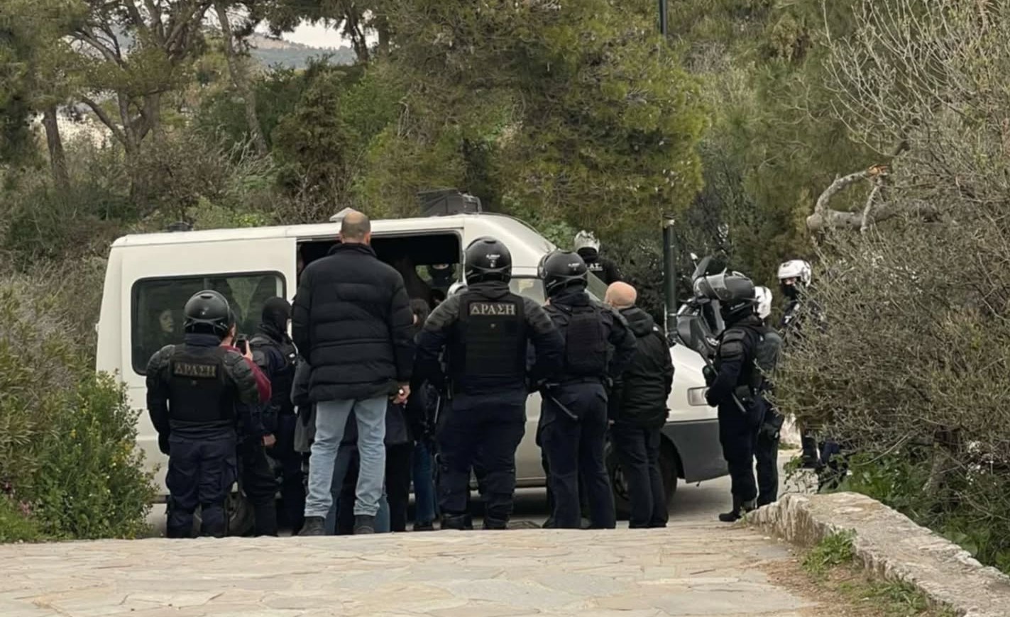 Λυκαβηττός: Συνολικά 22 προσαγωγές φοιτητών που επιχείρησαν να αναρτήσουν πανό για τα Τέμπη