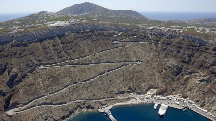 Το λιμάνι του Αθηνιού στην Σαντορίνη