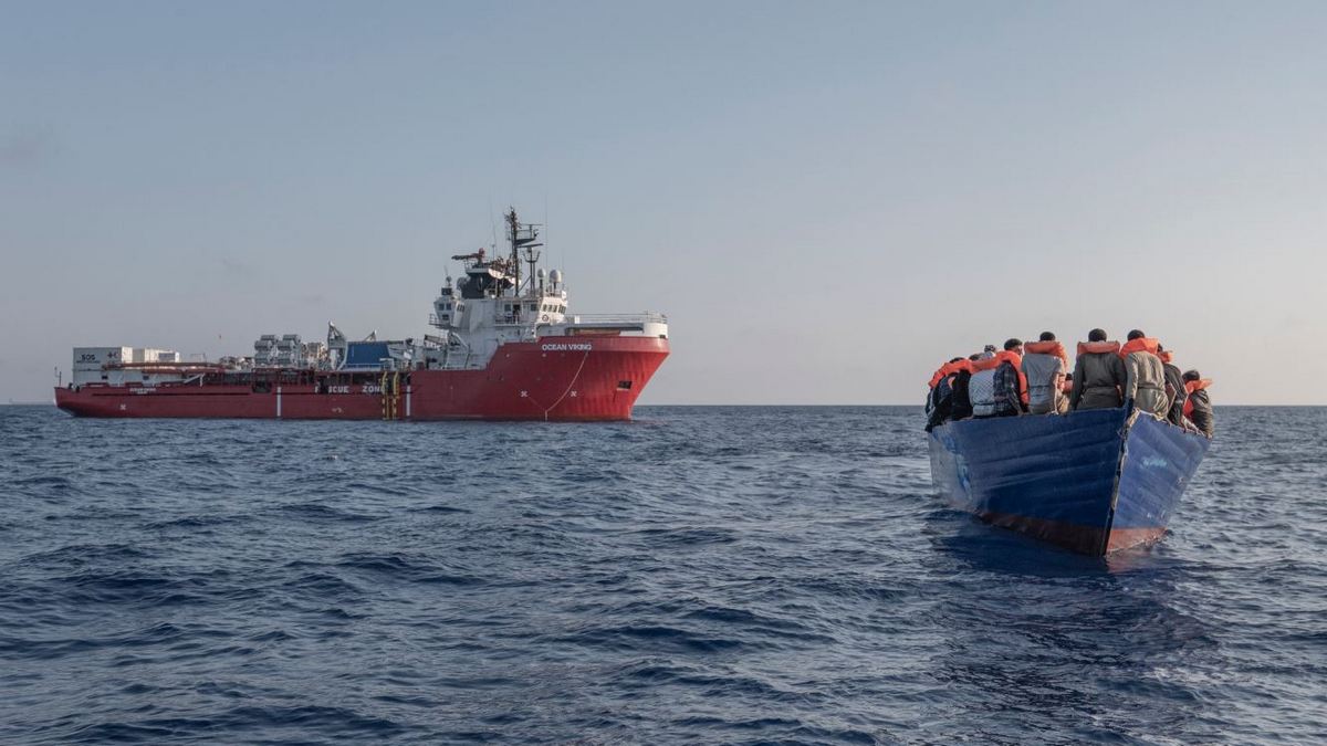 Στη διάσωση 112 μεταναστών προχώρησε το πλοίο-ασθενοφόρο Ocean Viking ανοικτά της Λιβύης