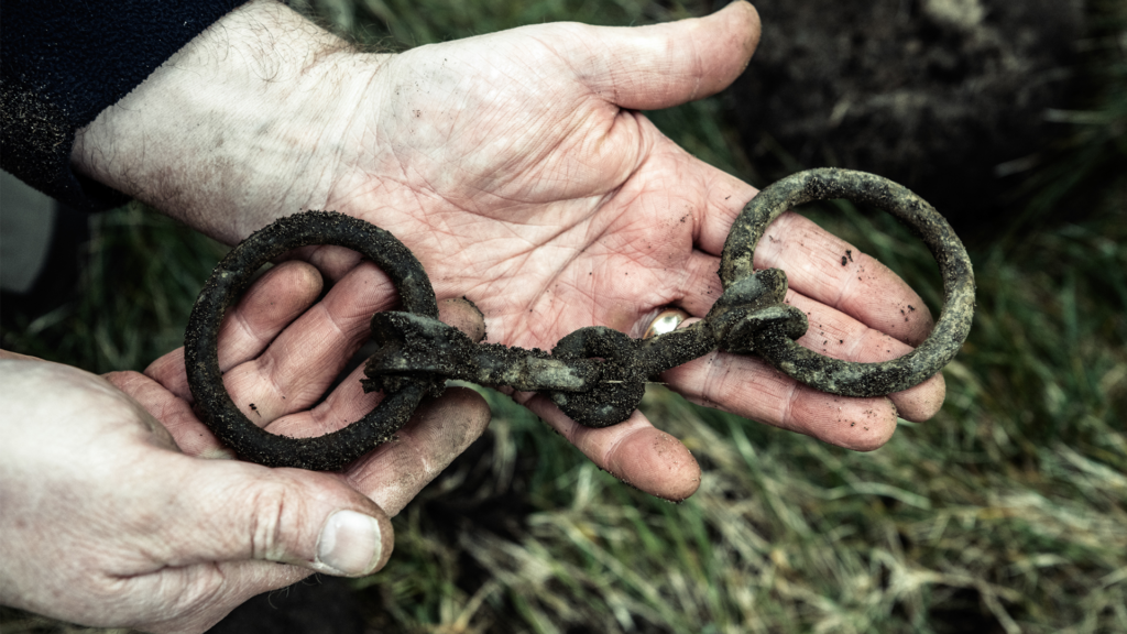 Τεχνουργήματα της Εποχής του Σιδήρου αναλήφθηκαν κατά τη διάρκεια της επιχείρησης Nightingale. Φωτογραφία: Harvey Mills
