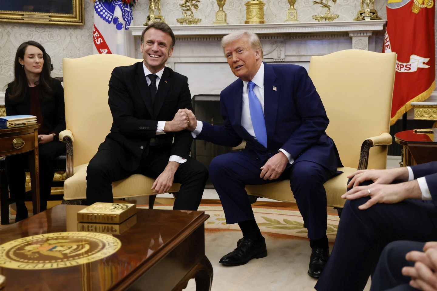 ΗΠΑ – Γαλλία: Άβολες χειραψίες και αμήχανες δηλώσεις – Η στιγμή που ο Μακρόν διόρθωσε δημόσια τον Τραμπ – Βίντεο