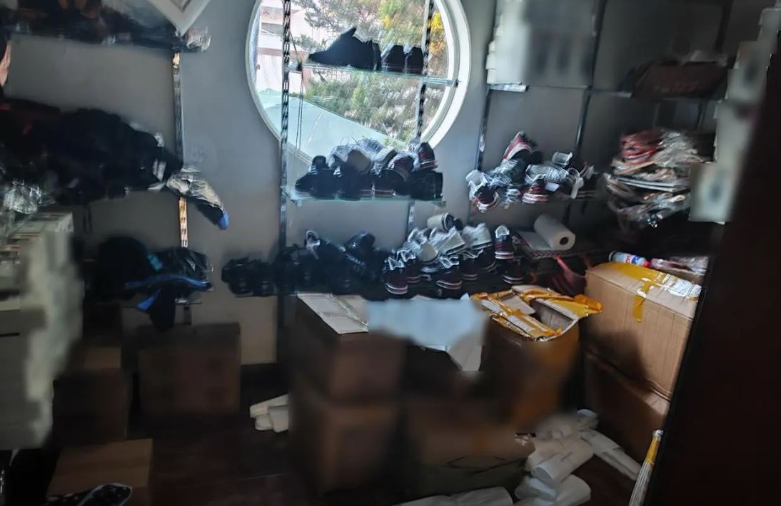 Εξαρθρώθηκε κύκλωμα που διακινούσε «μαϊμού» προϊόντα μέσω διαδικτύου – 22 συλλήψεις σε Αθήνα, Θεσσαλονίκη, Θήβα, Κάτω Αχαΐα, Πάτρα