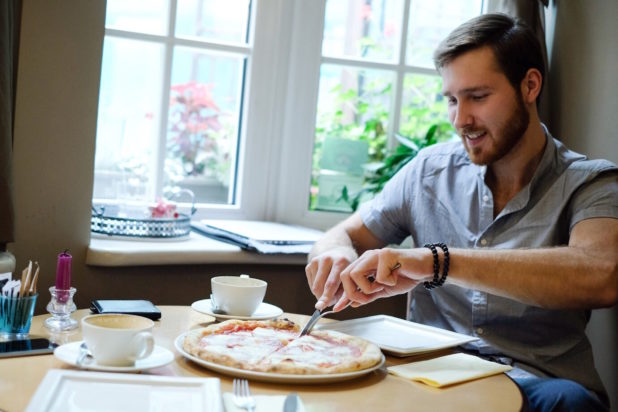 Άνδρας που έχασε 50 κιλά χωρίς να στερηθεί το αγαπημένο του φαγητό αποκαλύπτει: «Το μέτρο είναι το κλειδί»