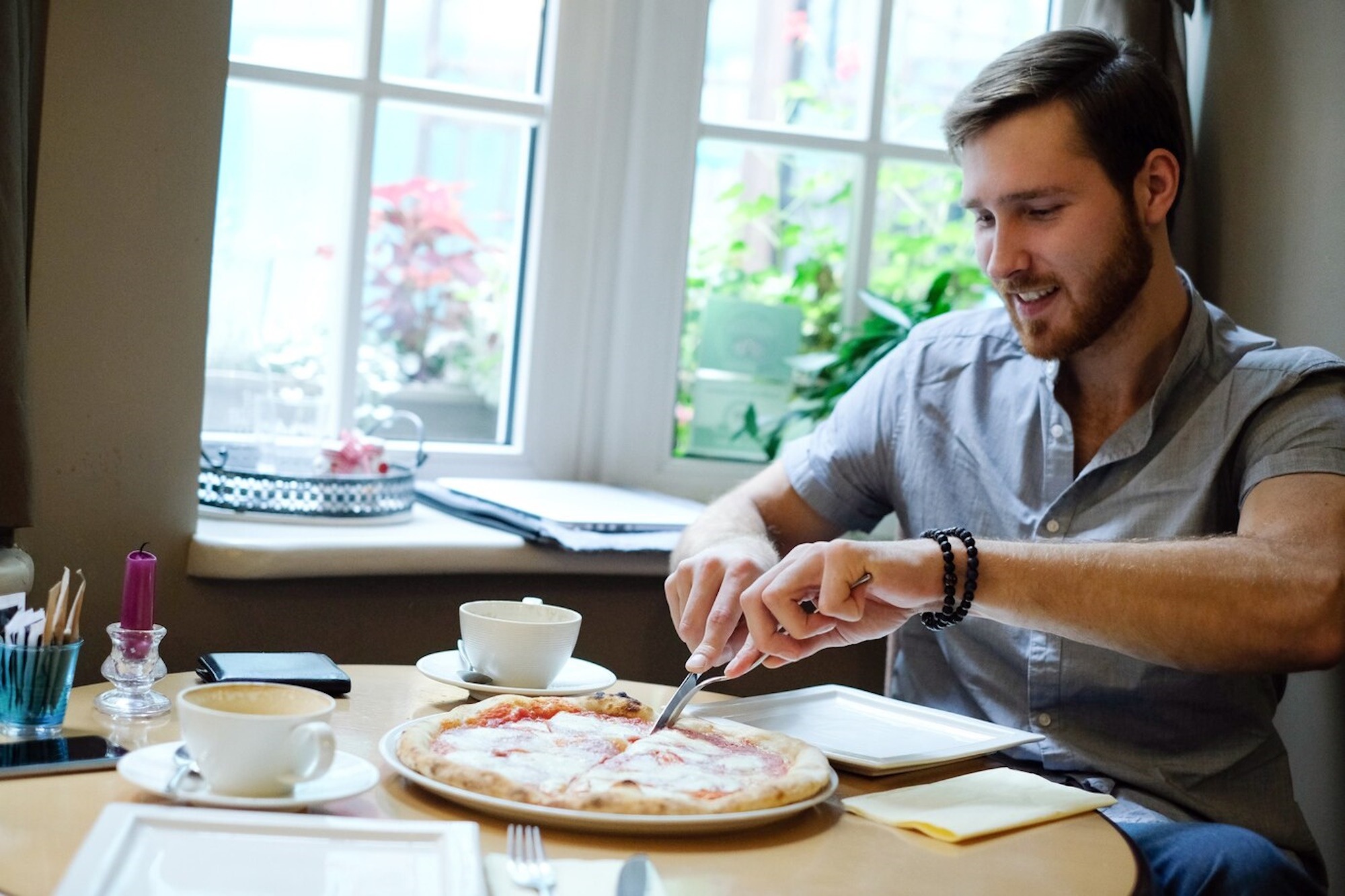Άνδρας που έχασε 50 κιλά χωρίς να στερηθεί το αγαπημένο του φαγητό αποκαλύπτει: «Το μέτρο είναι το κλειδί»