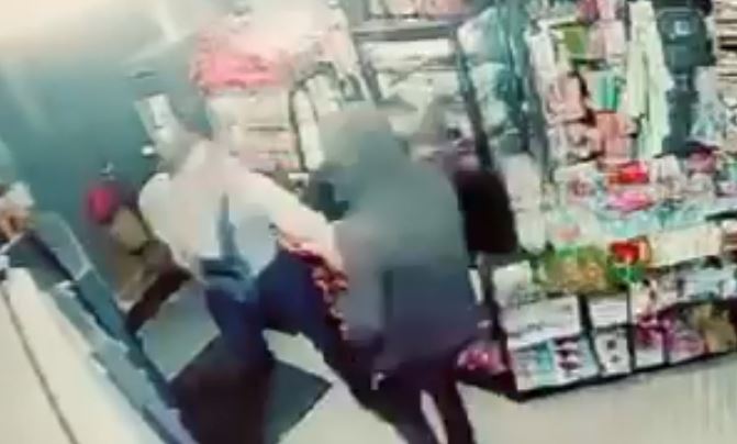 Ληστεία σε μίνι μάρκετ στα Μέγαρα: Η στιγμή που ο συνοριοφύλακας βγάζει όπλο και παλεύει με τον δράστη – ΒΙΝΤΕΟ