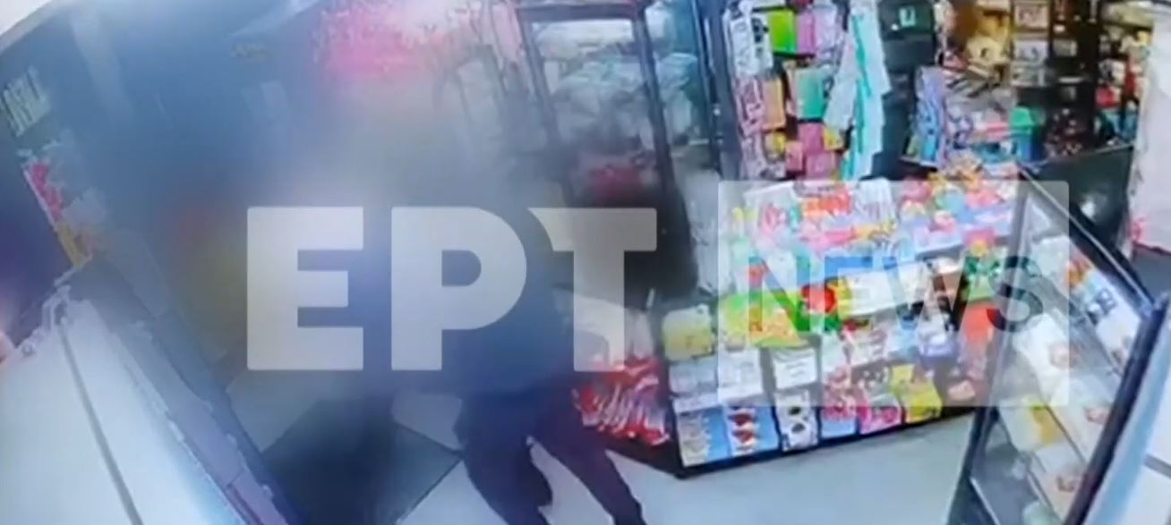 Μέγαρα: Kαρέ καρέ η στιγμή που 35χρονος επιχειρεί να ληστέψει μίνι μάρκετ – Τον σταμάτησε συνοριοφύλακας 