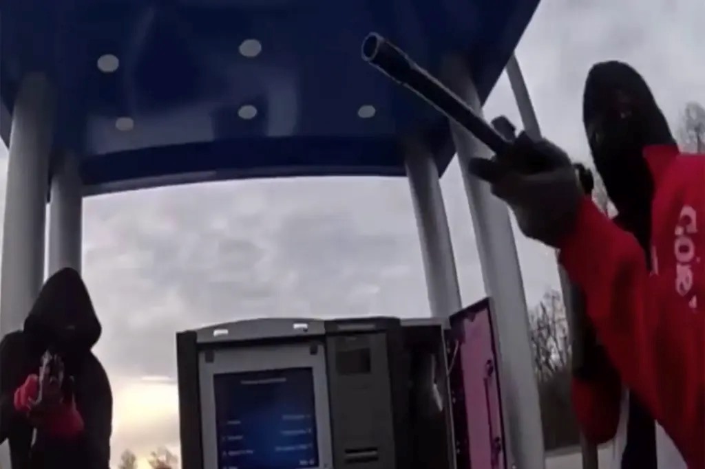 Βίντεο: «Μην το κάνεις» – Η στιγμή που αδίστακτοι ληστές απειλούν με όπλα τον υπάλληλο χρηματαποστολής