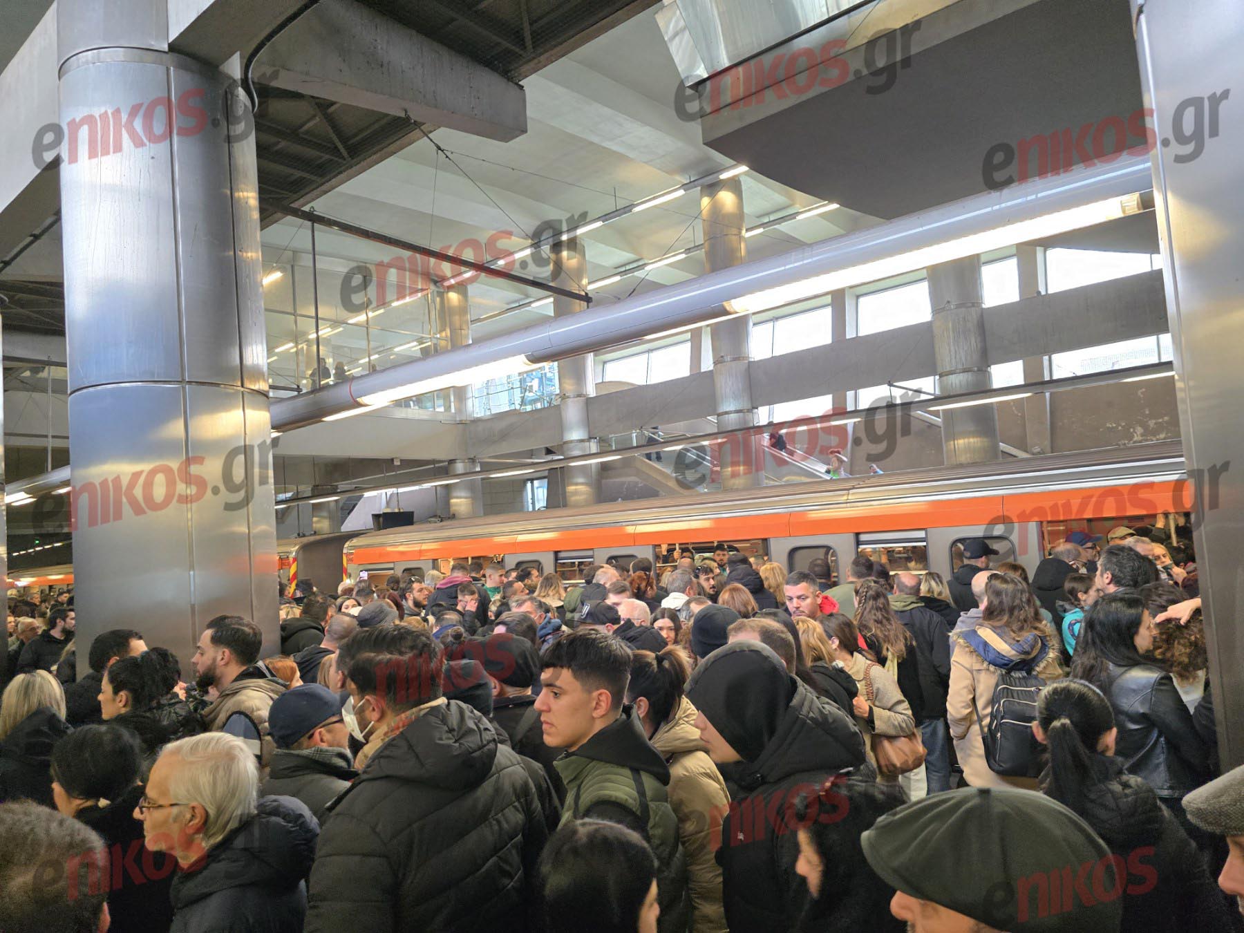 Τέμπη: Βίντεο με ουρές στον σταθμό του μετρό στην Ηλιούπολη – Συνωστισμός και καθυστερήσεις και σε άλλους σταθμούς