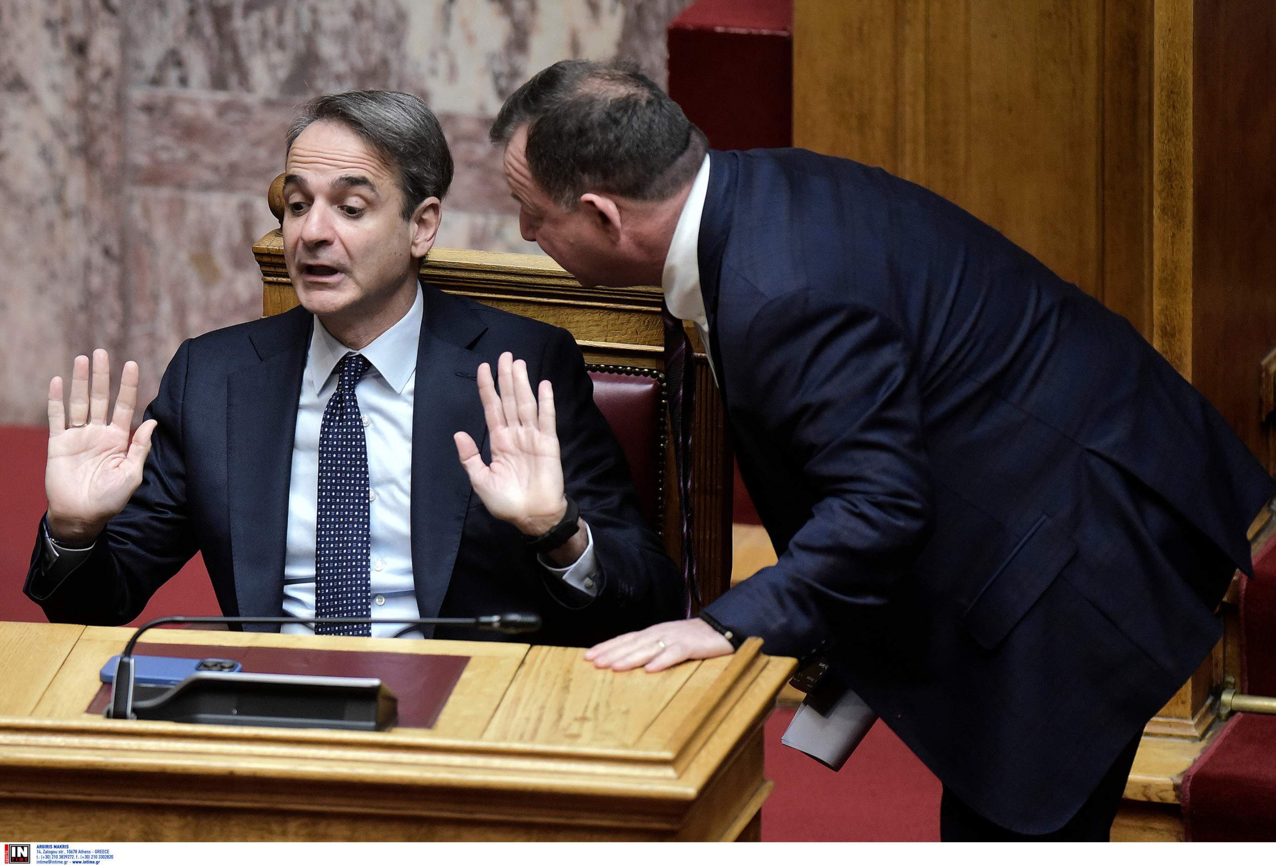 Βουλή: Ο φακός αποκάλυψε τετ-α-τετ Μητσοτάκη με Γιόγιακα – Τι ζήτησε ο βουλευτής και τι απάντησε ο πρωθυπουργός – ΦΩΤΟ