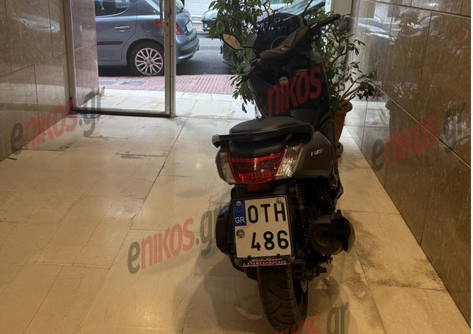 Πάρκαρε τη μηχανή του μέσα στην πολυκατοικία, μπροστά στην είσοδο – ΦΩΤΟ αναγνώστη