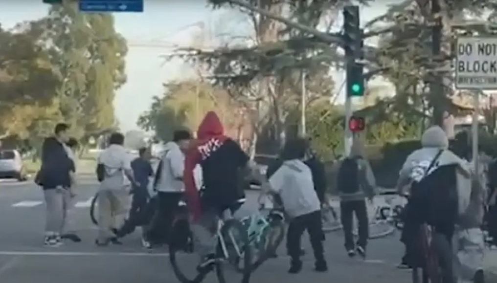 Βίντεο-σοκ: Έφηβοι ποδηλάτες επιτέθηκαν σε αβοήθητο οδηγό αυτοκινήτου – Στον ξυλοδαρμό συμμετείχαν περίπου 30 άτομα