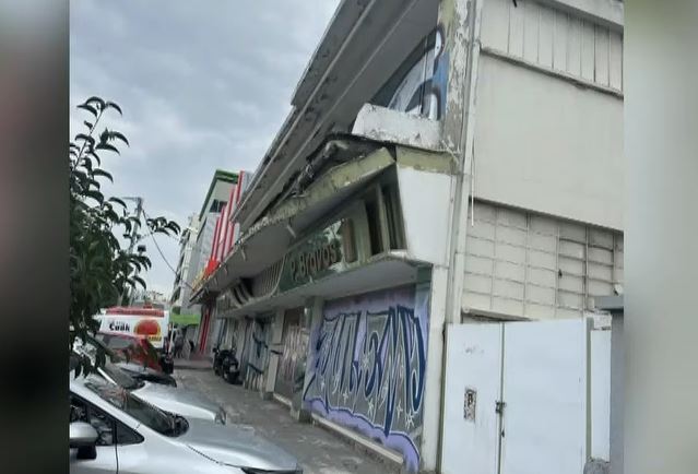 Ταύρος: Τμήμα μπαλκονιού από κτίριο κρέμεται στον αέρα – Απέκλεισε το σημείο ο δήμος – Δείτε βίντεο