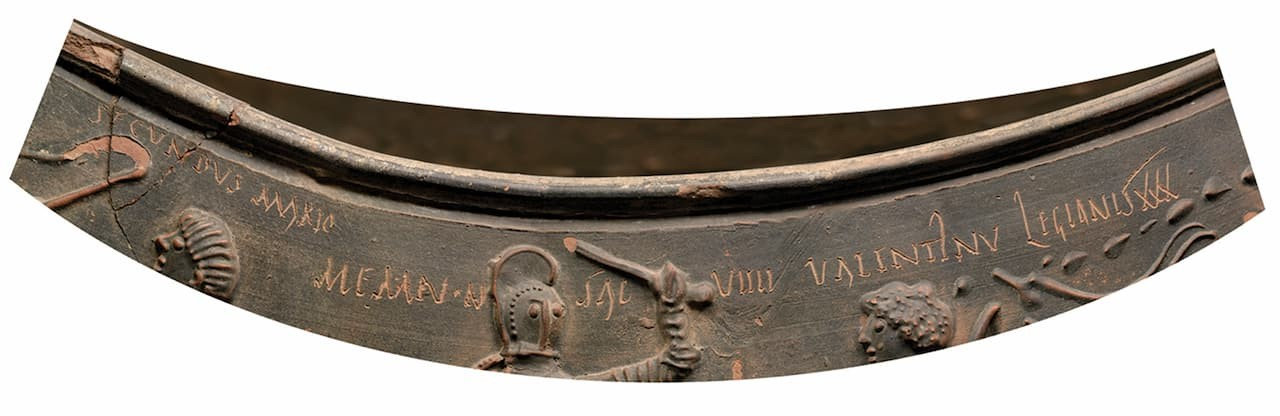 H επιγραφή κάτω από το χείλος του αγγείου του Κόλτσεστερ. Φωτογραφία: D. Atfield / Colchester Museums