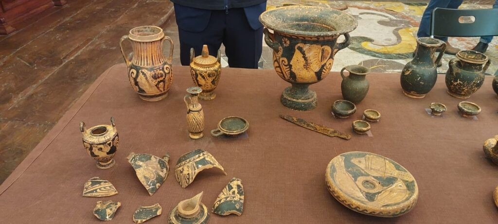 Πολλές από τις ταφές περιείχαν κτερίσματα, γυαλισμένα με μαύρο βερνίκι και διακοσμημένα με κόκκινες γυναικείες μορφές.