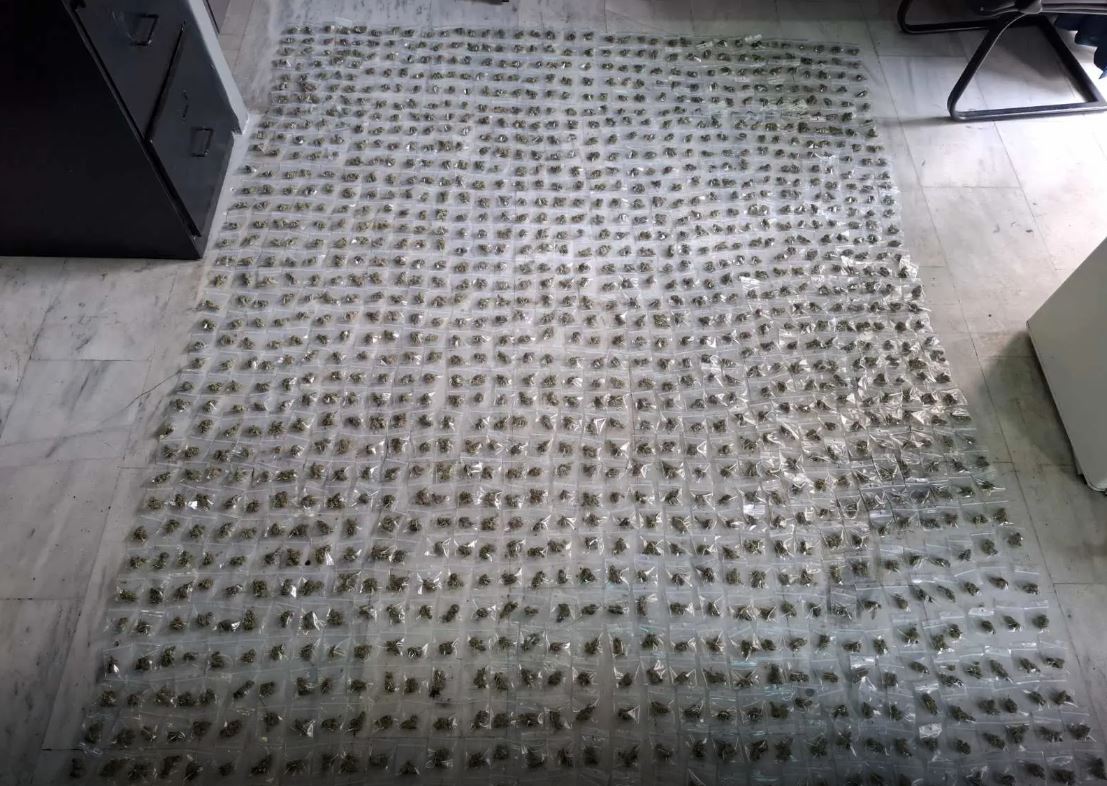 Άγιος Παντελεήμονας: Δύο συλλήψεις για διακίνηση ναρκωτικών – Κατασχέθηκαν πάνω από 1.200 σακουλάκια με ακατέργαστη κάνναβη