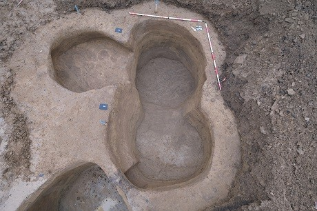 Τάφροι που θυμίζουν ελβετικό τυρί. Φωτογραφία: https://www.avcr.cz