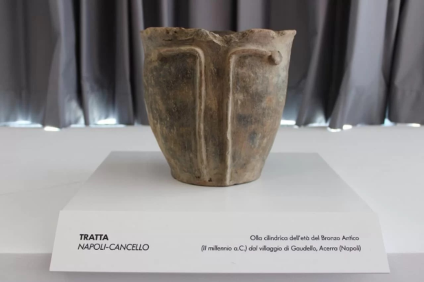 Κυλινδρικό αγγείο από την Εποχή του Χαλκού.