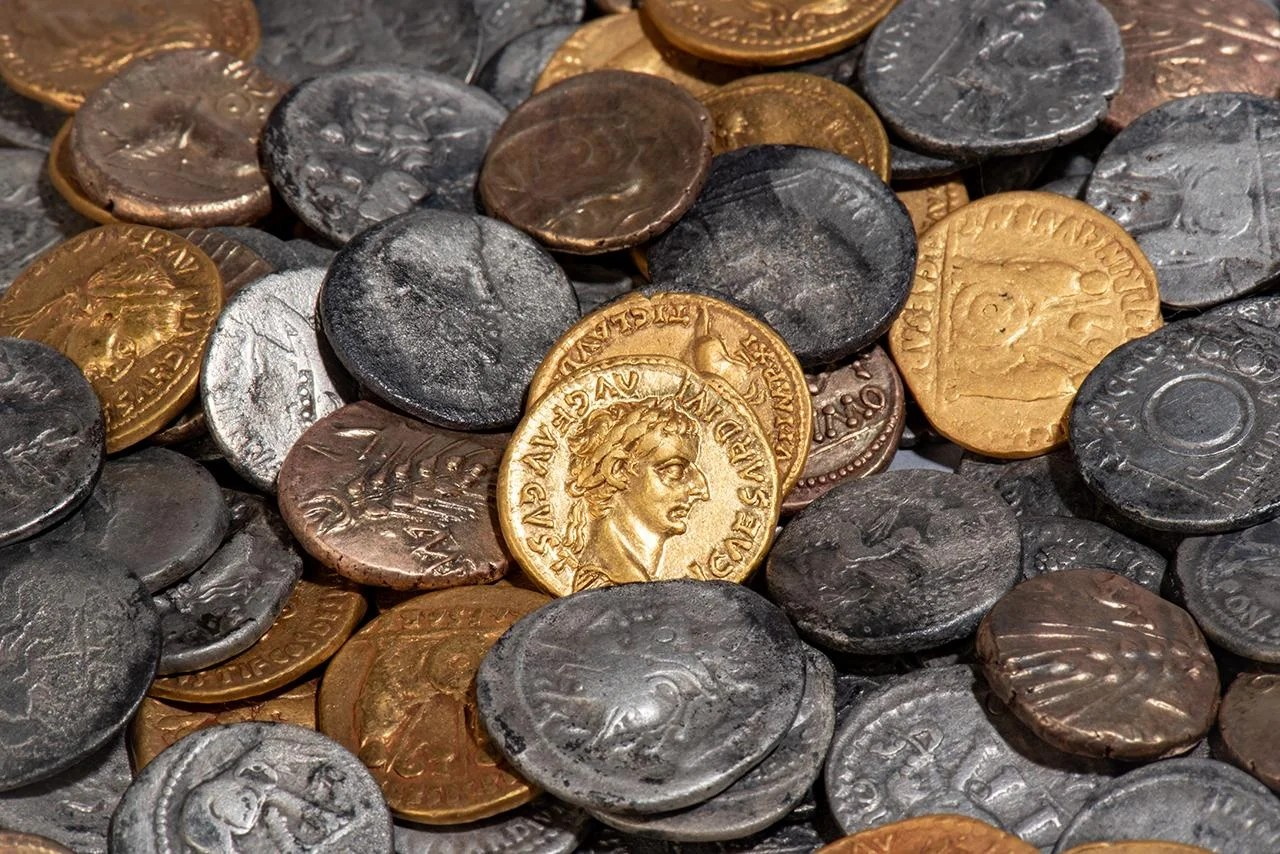 Τμήμα της συλλογής νομισμάτων που βρέθηκε στην Ολλανδία.