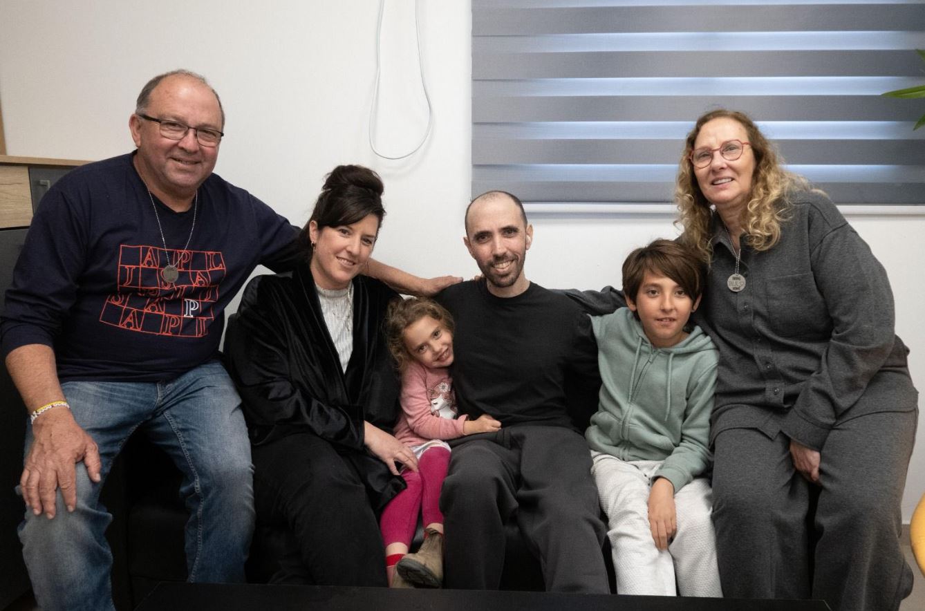 Ισραήλ: Συγκινητικές στιγμές από την επανένωση των 6 ομήρων της Χαμάς με τις οικογένειές τους – Καθυστερεί η απελευθέρωση Παλαιστινίων κρατουμένων