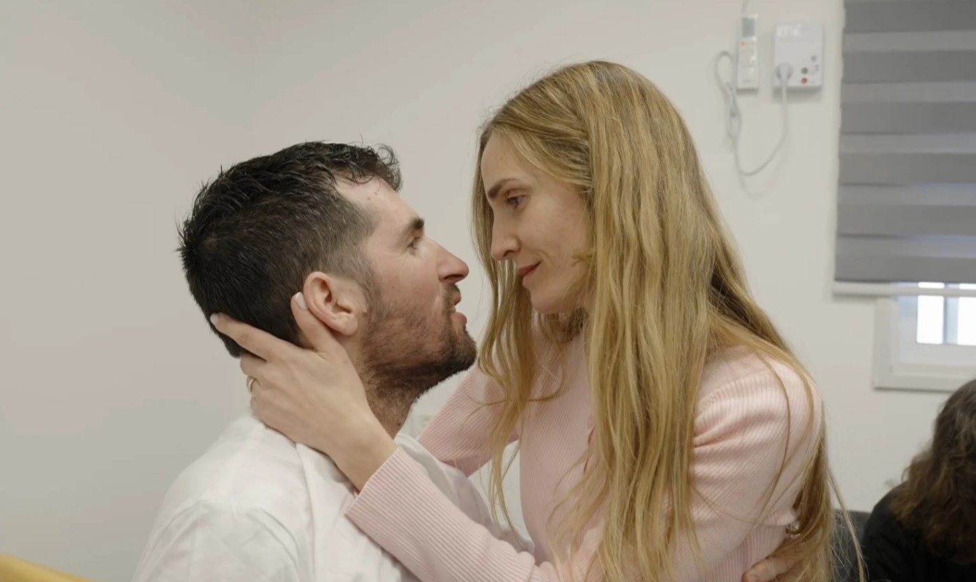 Ισραηλινός πρώην όμηρος θα γνωρίσει την κόρη του που γεννήθηκε κατά την αιχμαλωσία του – «Ο μπαμπάς επιστρέφει»