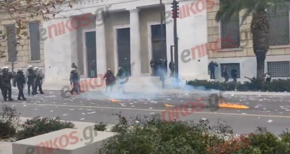 Πεδίο μάχης η Πανεπιστημίου – Νέα βίντεο από τα επεισόδια