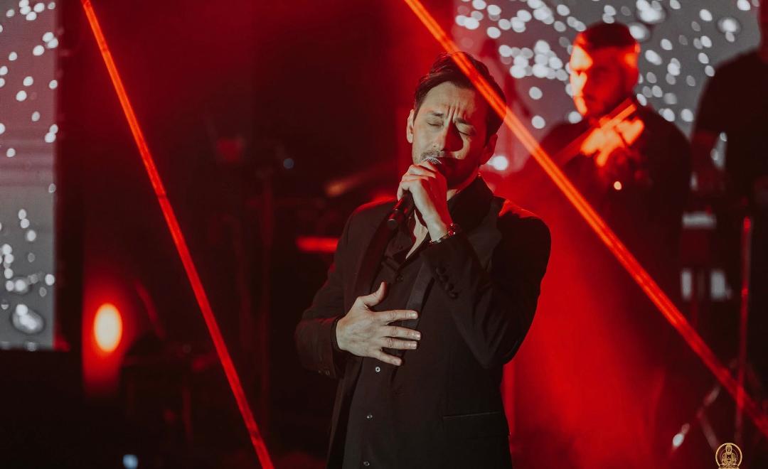 Πάνος Καλίδης: Η έκπληξη on stage για τα γενέθλιά του και το παράπονό του για την… wikipedia