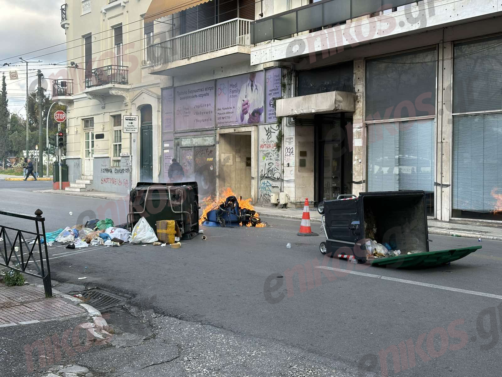 Αθήνα: Ένταση στην Πατησίων με φωτιές στους δρόμους και καμένους κάδους