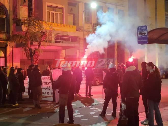 Πάτρα: Διαμαρτυρία με καπνογόνα στον ΟΣΕ για τα Τέμπη – ΦΩΤΟ και ΒΙΝΤΕΟ