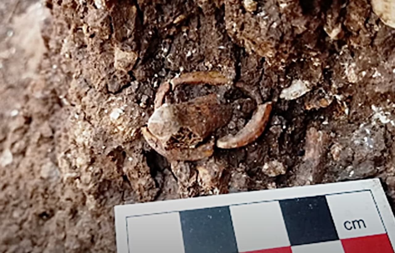 Κοντινή λήψη στις φάλαγγες της γυναίκας. Φωτογραφία: M. Anton