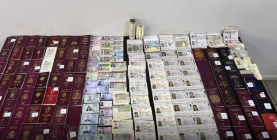 Άγιος Παντελεήμονας: Εντοπίστηκε εργαστήριο κατάρτισης πλαστών ταξιδιωτικών εγγράφων – Μία σύλληψη – ΦΩΤΟ