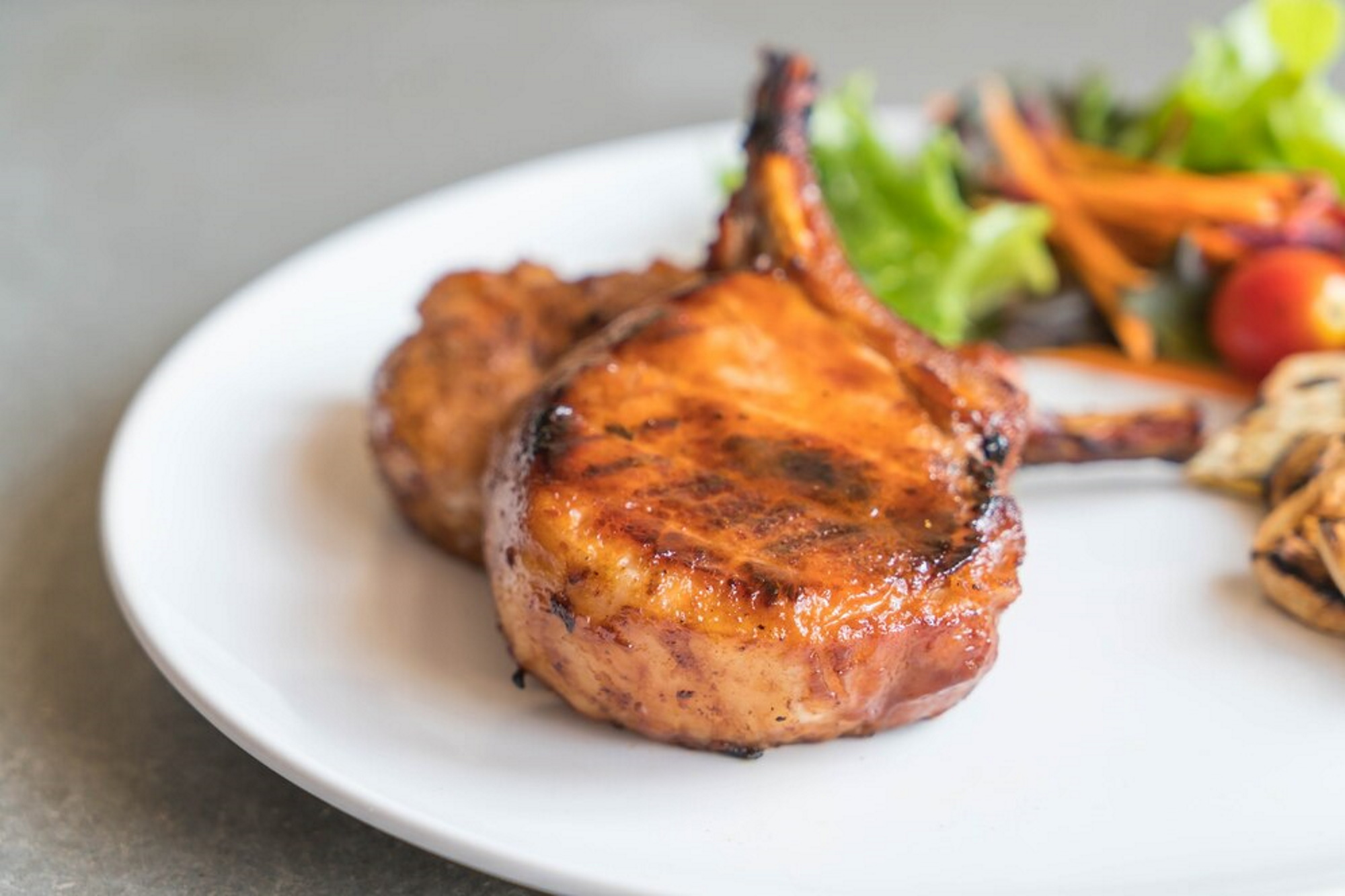 Συνταγή για πικάντικες χοιρινές μπριζόλες με γλάσο από βερίκοκα στο air fryer