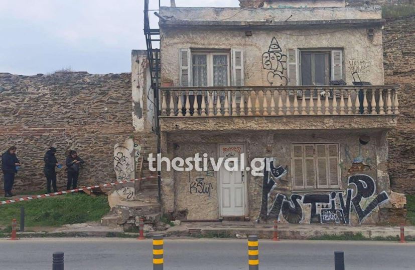 Σοκ στη Θεσσαλονίκη: Εντοπίστηκε πτώμα τυλιγμένο με πάπλωμα σε εγκαταλελειμμένο σπίτι – ΒΙΝΤΕΟ