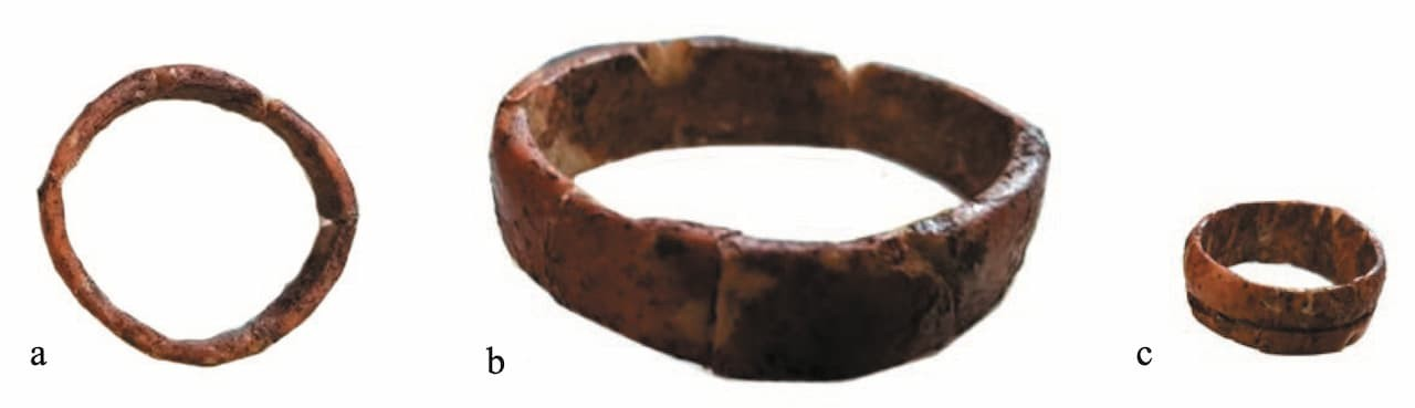 Κοντινή λήψη στις φάλαγγες της γυναίκας. Φωτογραφία: M. Anton