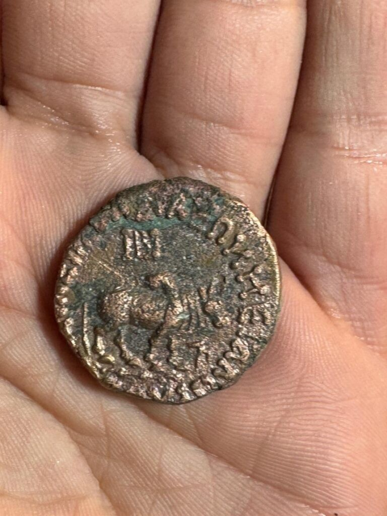 Ένα από τα χιλιάδες νομίσματα που βρέθηκαν στην στούπα.