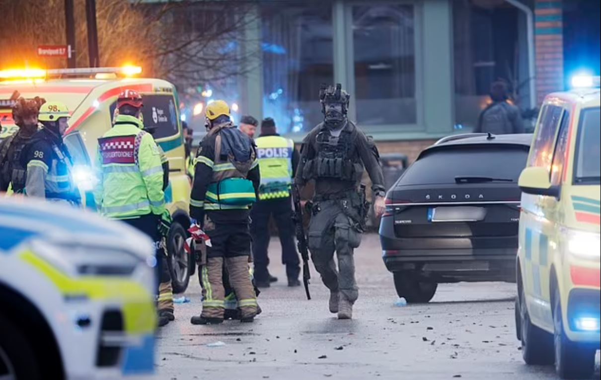 Μακελειό στην Σουηδία: 10 νεκροί και 15 τραυματίες από τους πυροβολισμούς στο σχολείο – Γιατί η αστυνομία είναι εξαιρετικά φειδωλή στις ανακοινώσεις