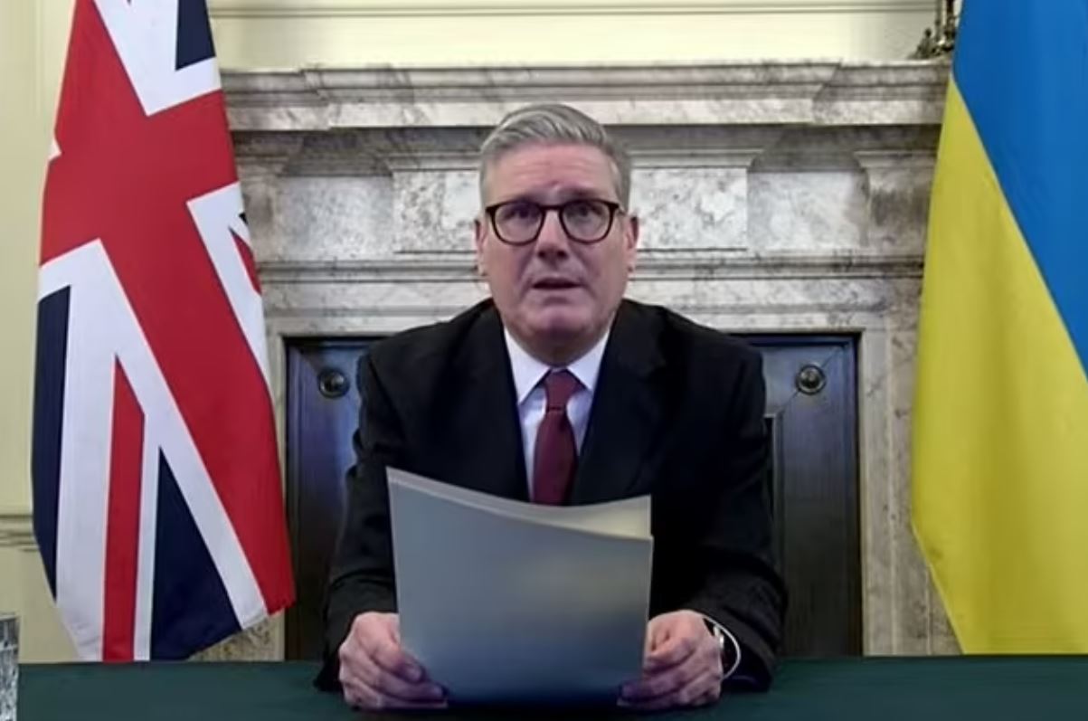 Βρετανία: Νέες κυρώσεις κατά της Ρωσίας για την εισβολή στην Ουκρανία – Τι δήλωσε ο πρωθυπουργός Στάρμερ στο Κίεβο