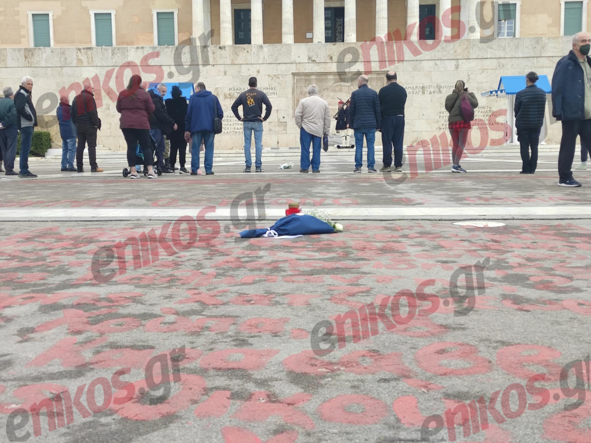 Σύνταγμα: Έγραψαν με κόκκινη μπογιά τα ονόματα των 57 θυμάτων των Τεμπών