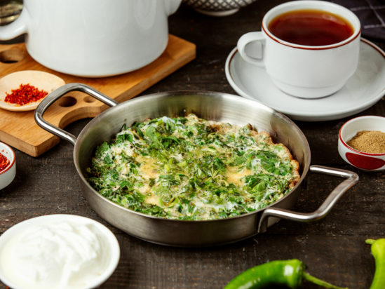 Συνταγή για αυγά σκραμπλ με σπανάκι και λάχανο - Ιδανική επιλογή για ένα γρήγορο και υγιεινό πρωινό