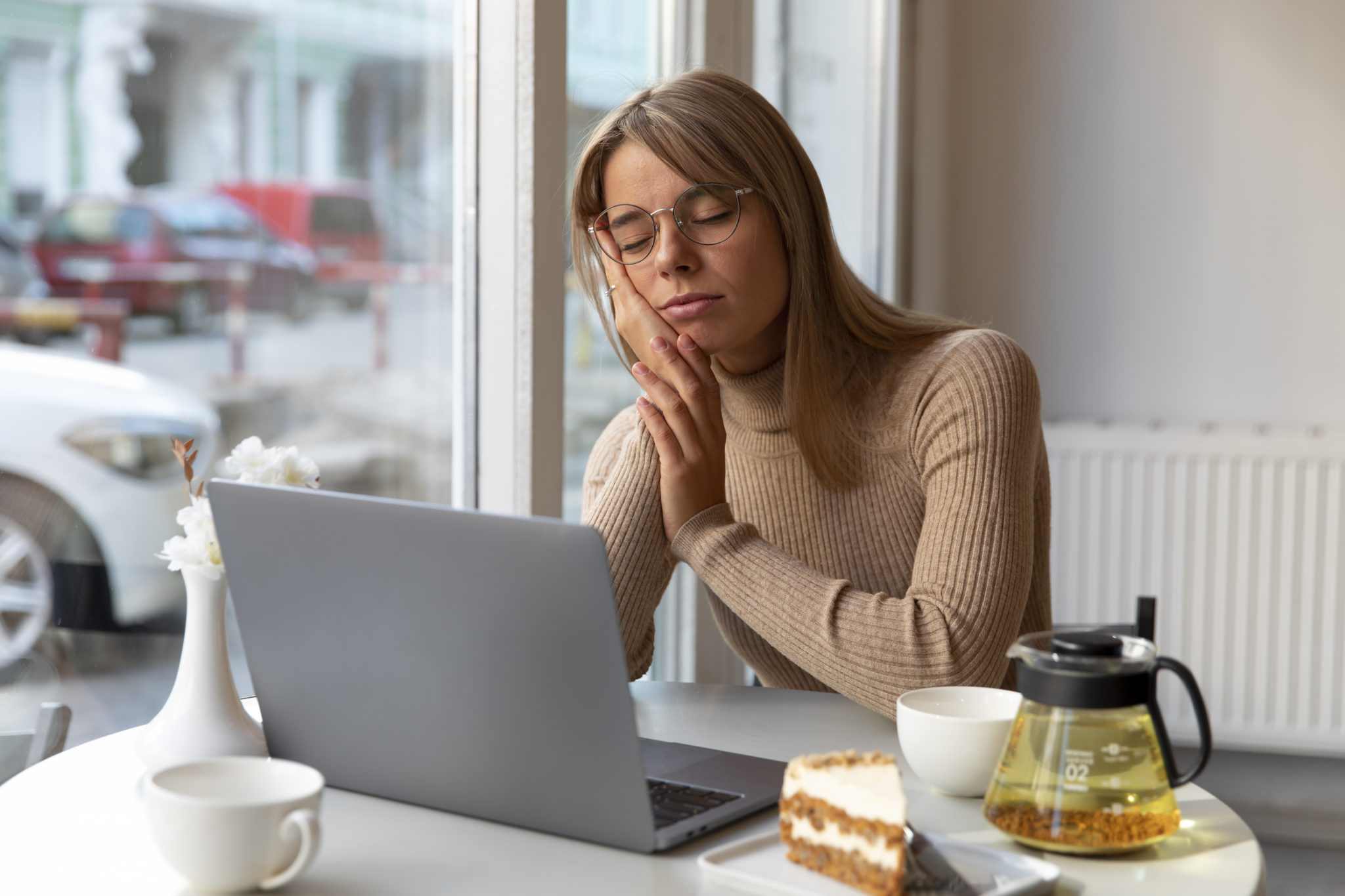 Ύπνος: 8 συμπεριφορές που δείχνουν ότι δεν κοιμάστε αρκετά τη νύχτα, σύμφωνα με την ψυχολογία