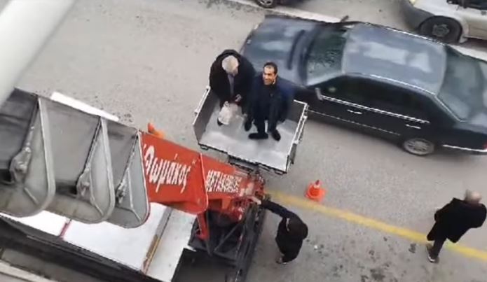 Τσικνοπέμπτη: Ανέβασαν με… γερανό σουβλάκια σε ραδιοφωνικό σταθμό των Τρικάλων – Δείτε βίντεο