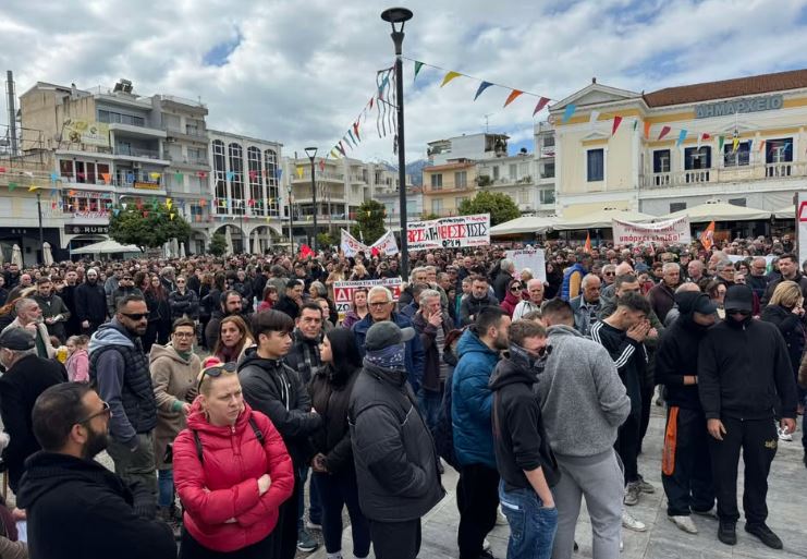 Σπάρτη: Πρωτοφανής λαοθάλασσα για την τραγωδία στα Τέμπη – ΦΩΤΟ