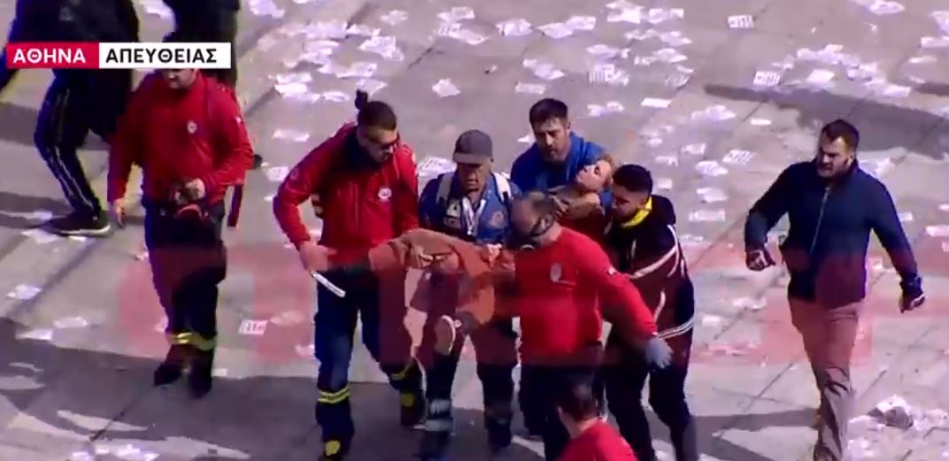 Επεισόδια στο Σύνταγμα: Διασώστες μεταφέρουν γυναίκα σε ημιλιπόθυμη κατάσταση – ΒΙΝΤΕΟ