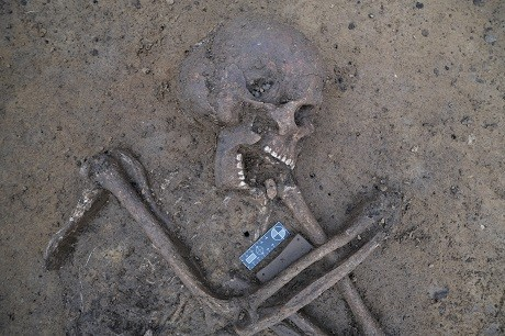 Ο ανεσκαμμένος τύμβος ενός πολεμιστή, από την Περίοδο της Μετανάστευσης. Φωτογραφία: https://www.avcr.cz