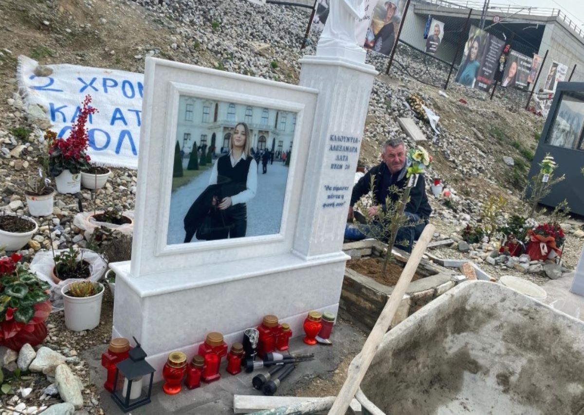 Σπαραγμός στα Τέμπη: Συγγενείς των θυμάτων στον τόπο της τραγωδίας για το τρισάγιο