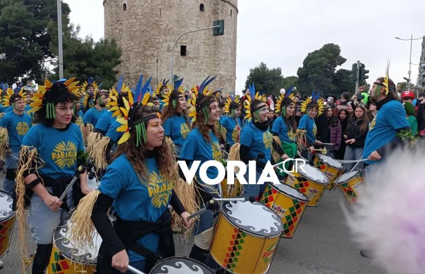 Σαμπαδρόμιο η Θεσσαλονίκη – Χρώμα, κέφι και ρυθμός στη μεγάλη παρέλαση των καρναβαλιστών