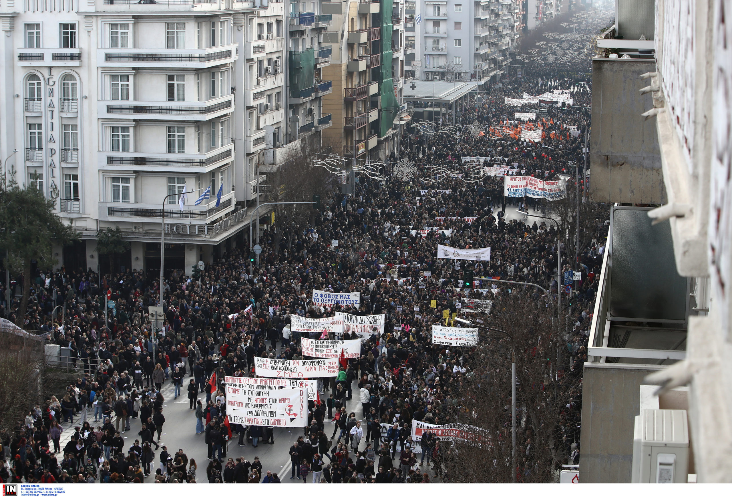 Θεσσαλονίκη: Κοσμοπλημμύρα στη διαδήλωση για τα Τέμπη – Ξεκίνησε η μεγαλειώδης πορεία, ζητούν δικαιοσύνη και οξυγόνο