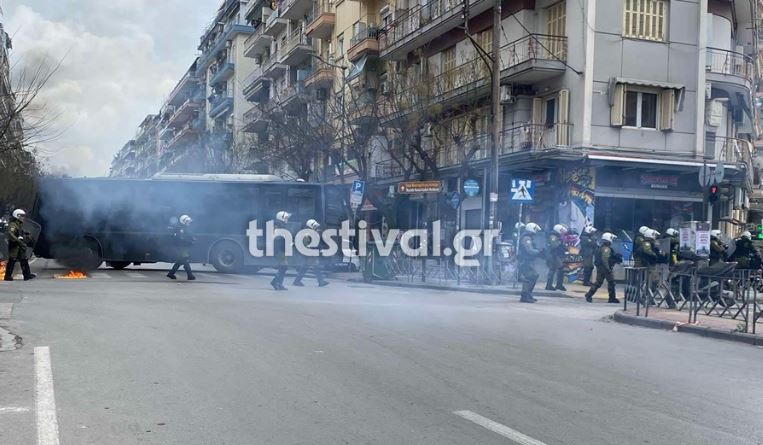 Θεσσαλονίκη: Νέα ένταση στην Αγίου Δημητρίου με μολότοφ και χημικά – Κουκουλοφόροι χτύπησαν διαδηλωτές με ελληνικές σημαίες – ΒΙΝΤΕΟ