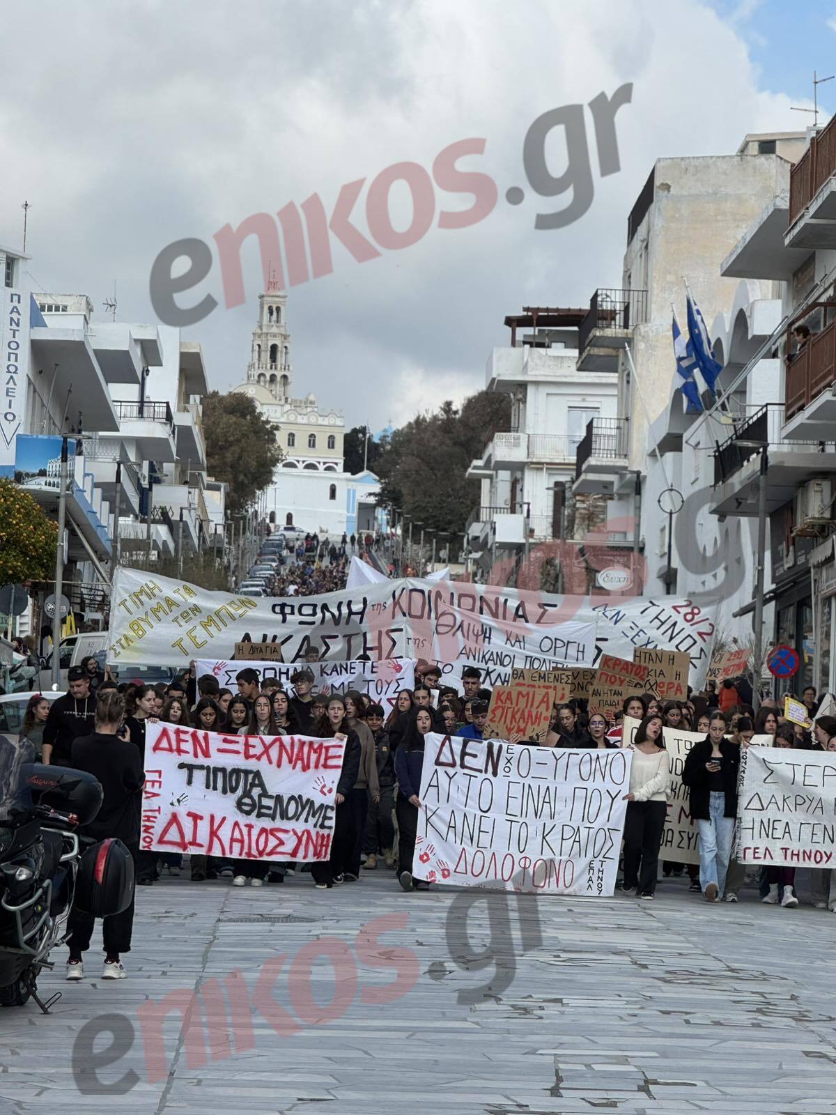 Τήνος: Κάτοικοι και επισκέπτες του νησιού κρατούσαν πλακάτ για τα Τέμπη – ΦΩΤΟ αναγνώστη 