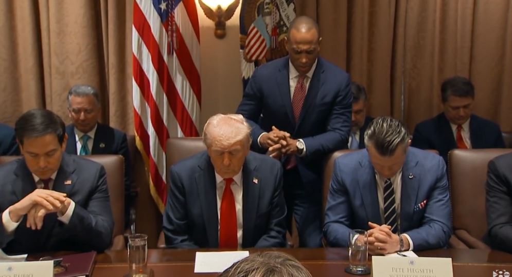 Βίντεο: Η προσευχή πριν από το Υπουργικό Συμβούλιο των ΗΠΑ – «Σε ευχαριστούμε Θεέ μου για τον Πρόεδρο Τραμπ»