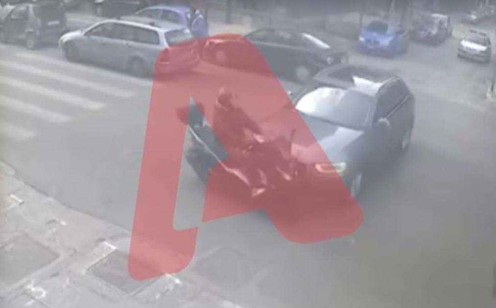 Αυτοκίνητο συγκρούστηκε με μηχανή στο κέντρο της Αθήνας – Βίντεο ντοκουμέντο από το τροχαίο